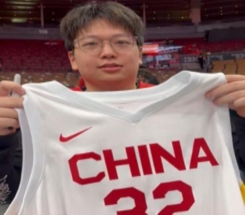 有心了！中国球迷观战猛龙季前赛展示李凯尔职业生涯全部球衣