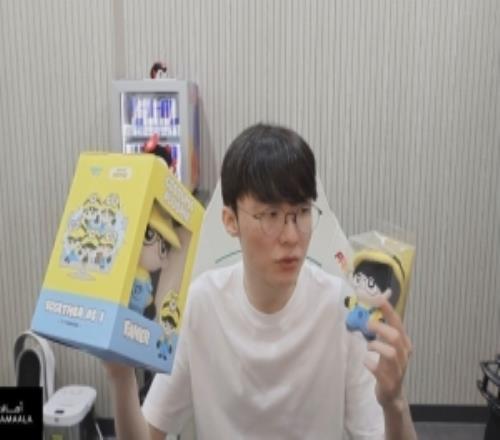 飞哥说句话呀Faker直播带货结果没开麦说一大堆话展示商品
