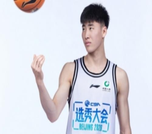 媒体人：江苏安排曹芷豪和庞峥麟同住一房盼他能快速适应CBA节奏