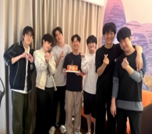 BRO为S12冠军教练Ssong庆祝生日：北京惊喜生日派对