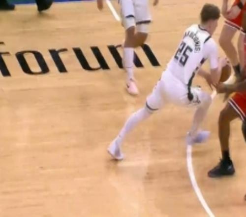 神来之笔！鲍威尔搂了一把亚库乔尼斯顺势拧身抛投打板2+1！