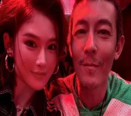 帅！吴艳妮社媒晒与陈冠希、欧阳娜娜等人合影：一起感受