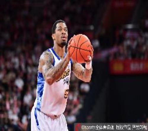 挑大梁！雷琼塔克半场13中8砍最高21分罚球7中4