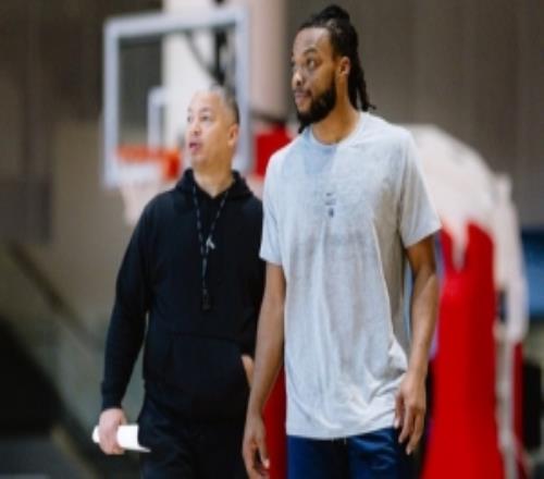 积极备战揭幕战！快船晒训练照：八村塁上篮加兰&泰伦卢同框