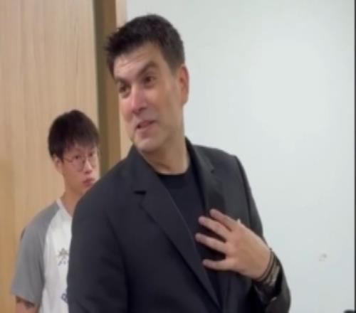 全力以赴！哈里斯马科普洛斯：我们的专注力惊人要保持防守