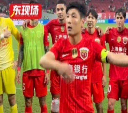 力克强敌赛后武磊化身指挥员，海港球迷背身一同跳起波兹南舞
