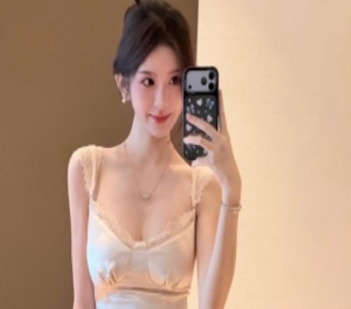 LBW妻子巴旦木分享出行与美食照：惬意