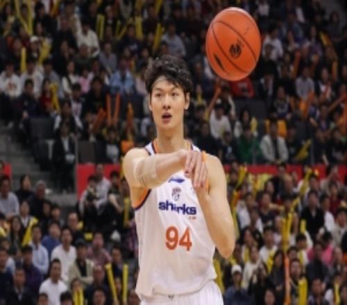 杨鸣：上海想卫冕困难重重外援政策改变导致王哲林上场时间激增
