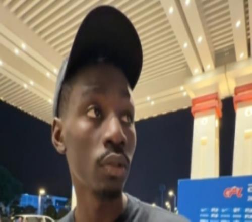 阿苏埃：面具戴着有点不舒服所以取下全员康复对我们非常重要