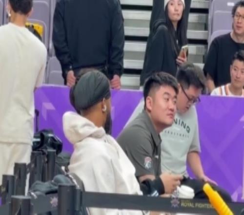拉塞尔大腿肌肉紧张缺席对阵北控身穿便装在场边观战