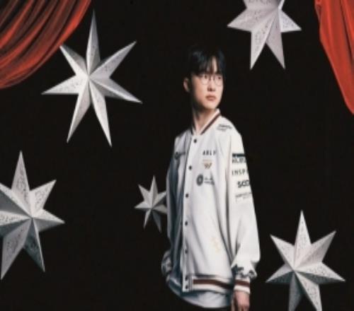 展示六颗星星T1分享S16队服设计概念：采用马戏团元素为灵感