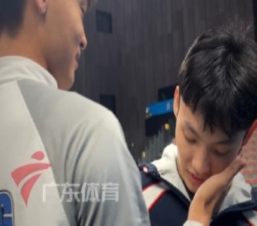场下是好友！赵睿和广东众将寒暄&摸徐杰脸蛋