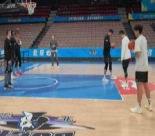 媒体人：首钢全员踩场桑普森没什么问题可以出战一会再问问教练