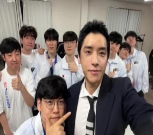 韩国亚运会国家队发布选手金牌自拍照：梦想成为现实的瞬间
