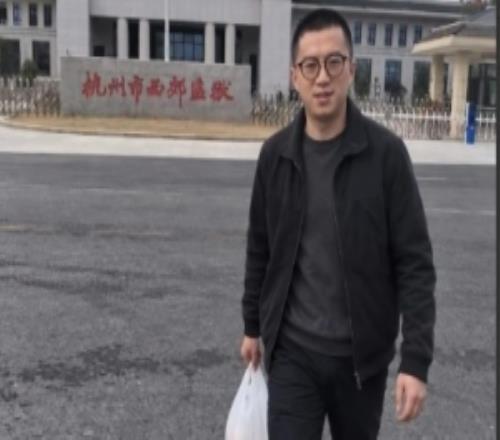 出狱了就玩绝地求生网传主播狗贼近日出狱此前疑似涉赌入狱
