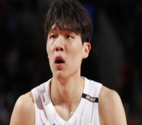 拓记：杨瀚森看起来已进入球队的轮换序列他目前可能是第三中锋