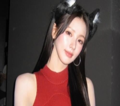韩国女团IDLE成员赵美延、田小娟晒照：在LOLPark的打卡