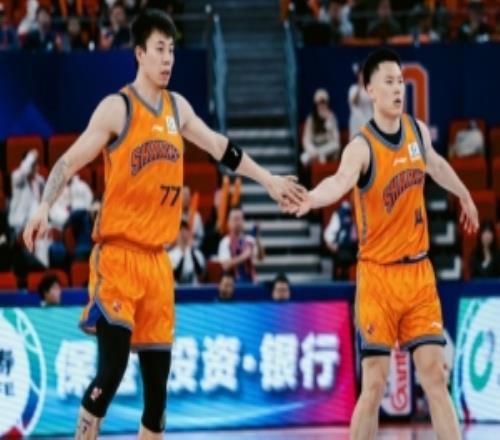 记者：张镇麟、李弘权、刘铮组成的锋线是上海男篮力争卫冕的底气