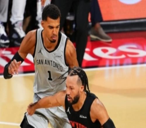 上赛季的NBA冠亚军尼克斯和马刺新赛季揭幕战皆遭遇滑铁卢