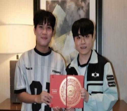 TSW分享为DK、BLG、CFO送出礼物：送给S16上的国际友人！