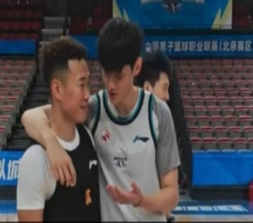 北京vs深圳赛前踩场训练贺希宁与曾凡博聊上悄悄话了