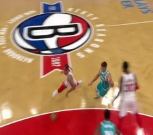 展现天赋！6号秀小迈克尔布朗突破舒展挑篮打成2+1NBA生涯首分