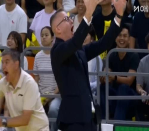 气疯了！焦泊乔篮下空篮上飞了广东主教练摊手咆哮十分不满
